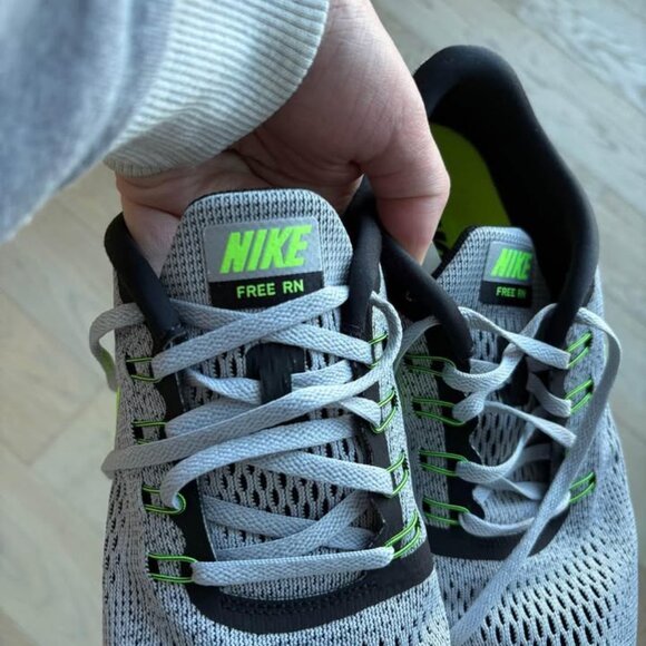 NIKE Men's Grey and Green Free Run Shoes (Size US 8M) - Picture 3 of 5